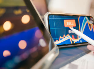 Trader analysant les options sur Bitcoin Ethereum et le forex sur plusieurs marchés