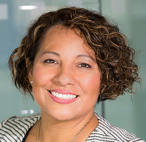 Portrait de Claire Ashford, chargée de la conformité en réglementation financière